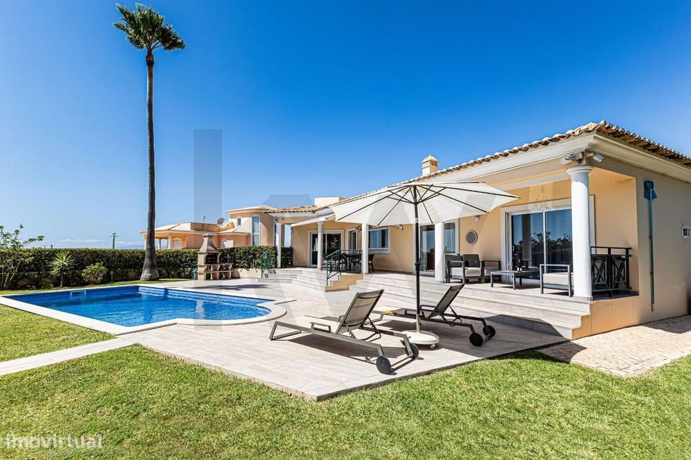 Moradia T5 isolada com Piscina, Garagem, Amplos Salões no Algarve