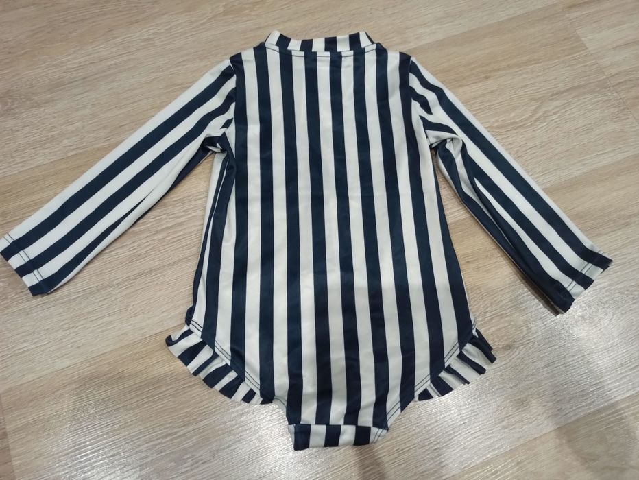 Strój kąpielowy dla dziewczynki z długim rękawem. Marki H&M.