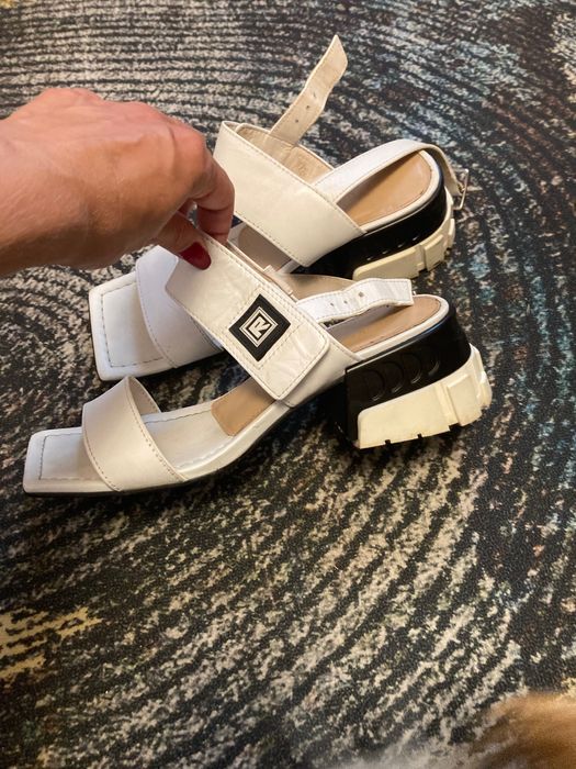 Женская обувь Сандалии белые с чёрным ….кожаные