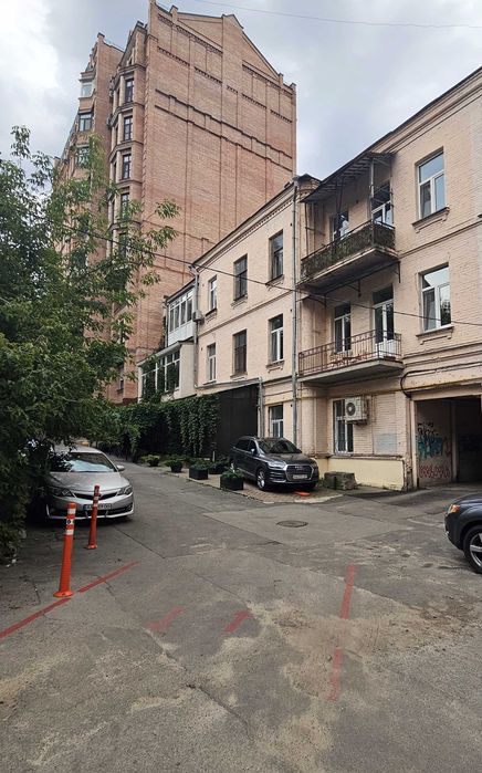 Гончара,28. Приміщення 42кв.м. під студію танцю або спортивну секцію.