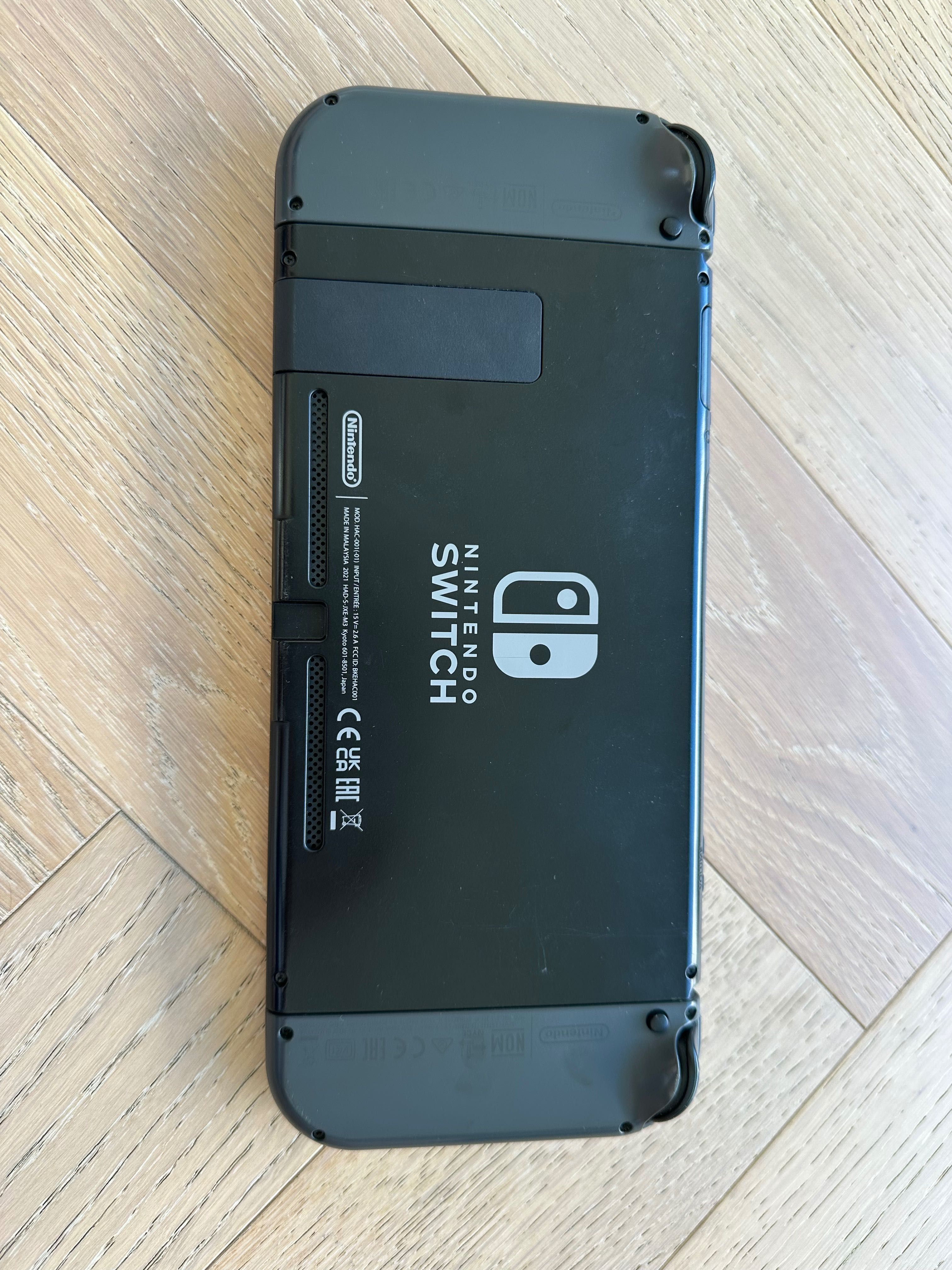 Nintendo Switch V1 + 2 comandos + charging dock