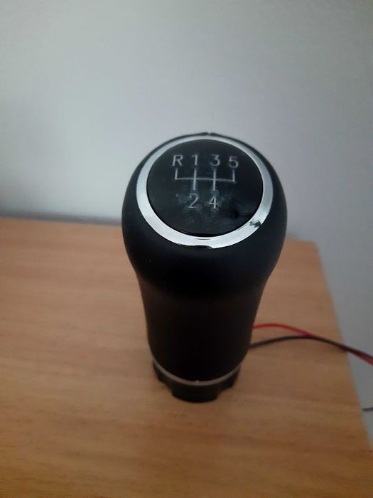 Gałka zmiany biegów z podświetleniem LED – uniwersalna, 5-biegowa