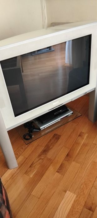 Televisao Philips e móvel