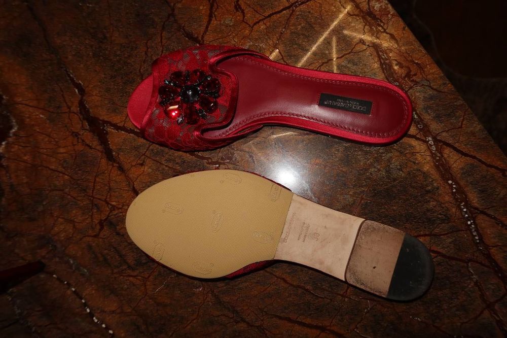 Оригінальні шльопанці Dolce & Gabbana.