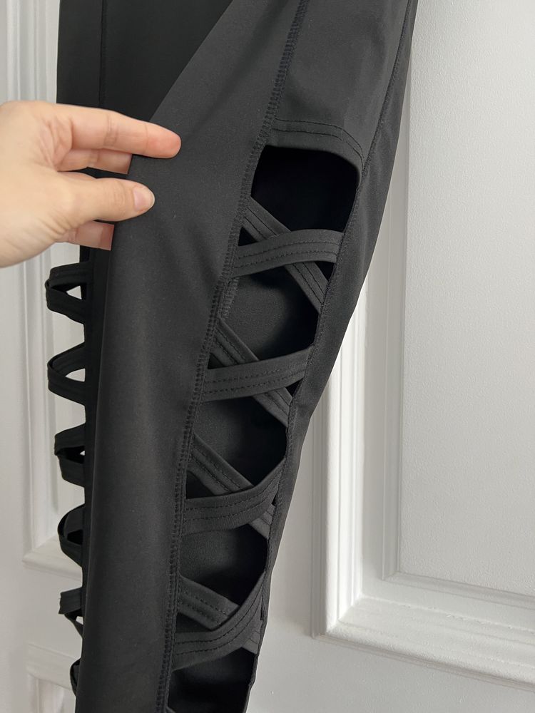 Leggings pretas com tiras cruzadas