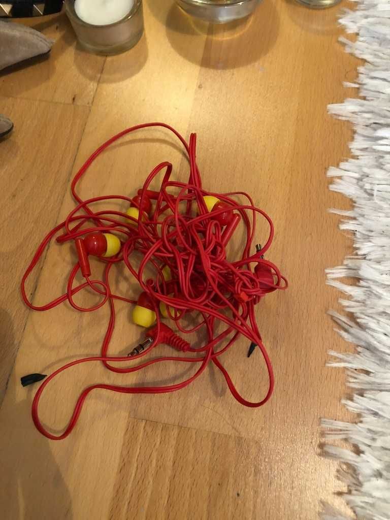 auriculares vermelhos novos em plastico