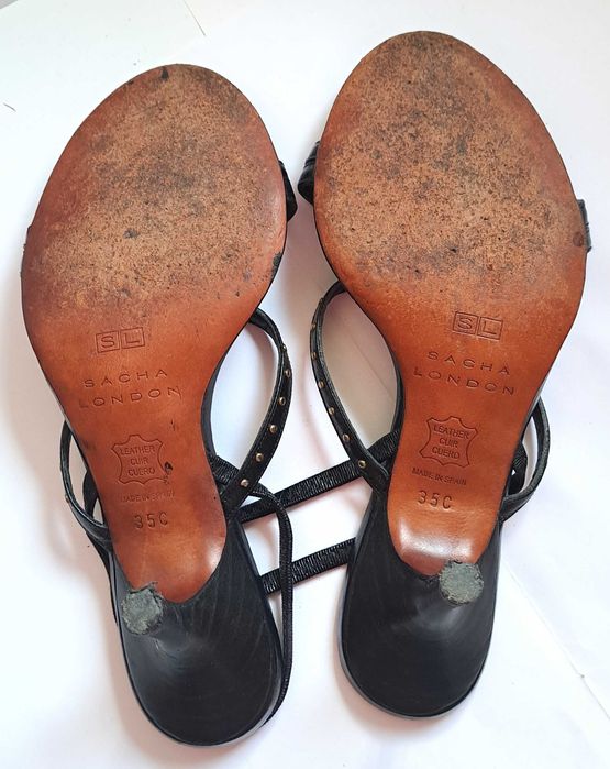 Sandálias em pele preta