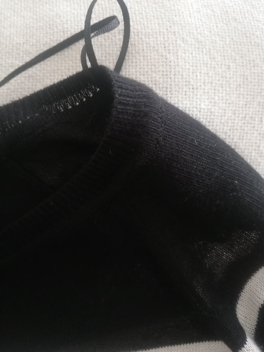 Blusa preta com riscas brancas. Marca Zara  Zara