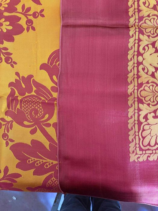 Várias colchas de damasco do século passado