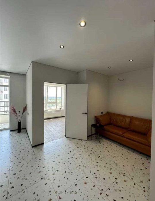 БЕЗ КОМІСІЇ! однокімнатна ВЕЛИКА квартира біля НАБЕРЕЖНОЇ