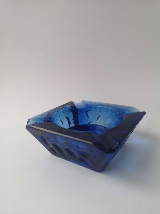 Niebieska popielniczka - Krople rosy - Hortensja  - kolorowe szkło PRL