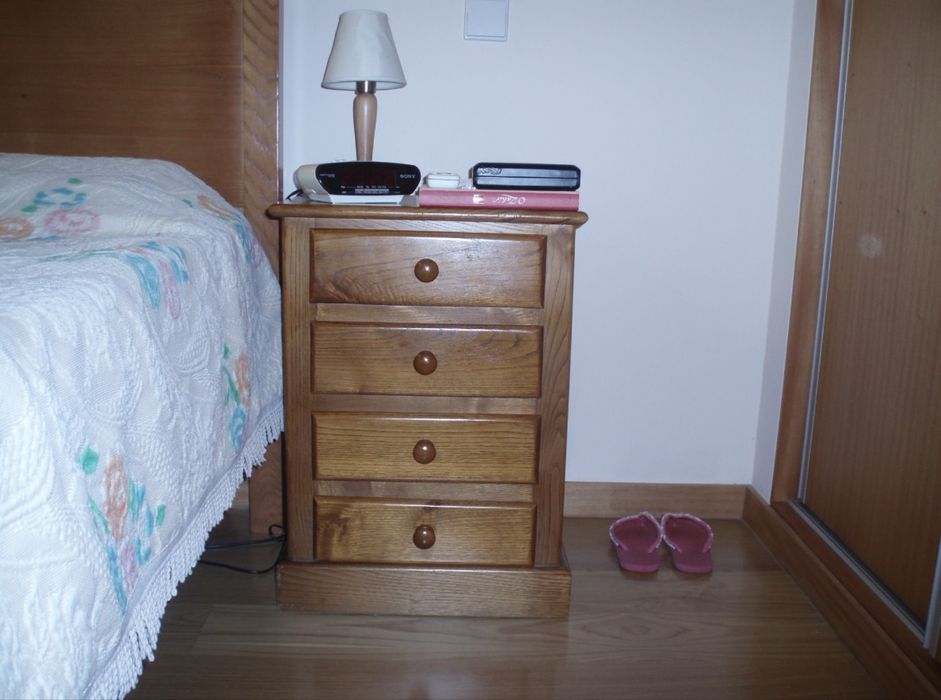 Mobília de Quarto (Madeira maciça)