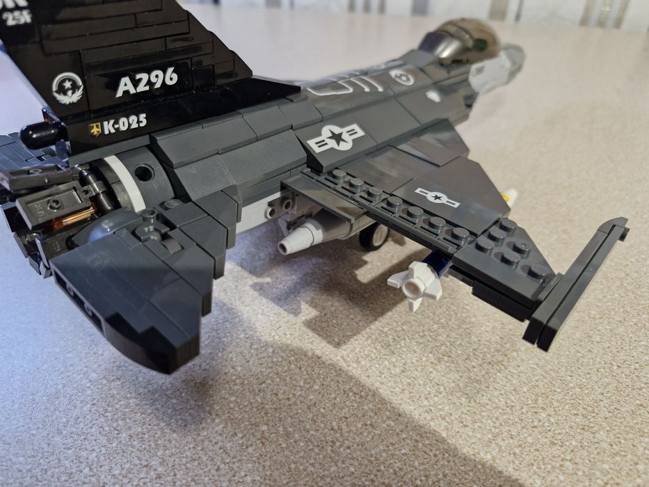 Игрушка конструктор самолет