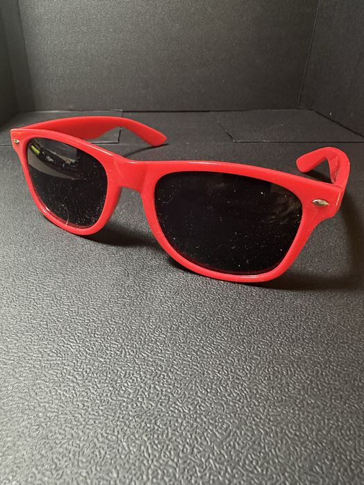 Óculos de sol coral da PEPSI - Gênero Ray-Ban Wayfarer.