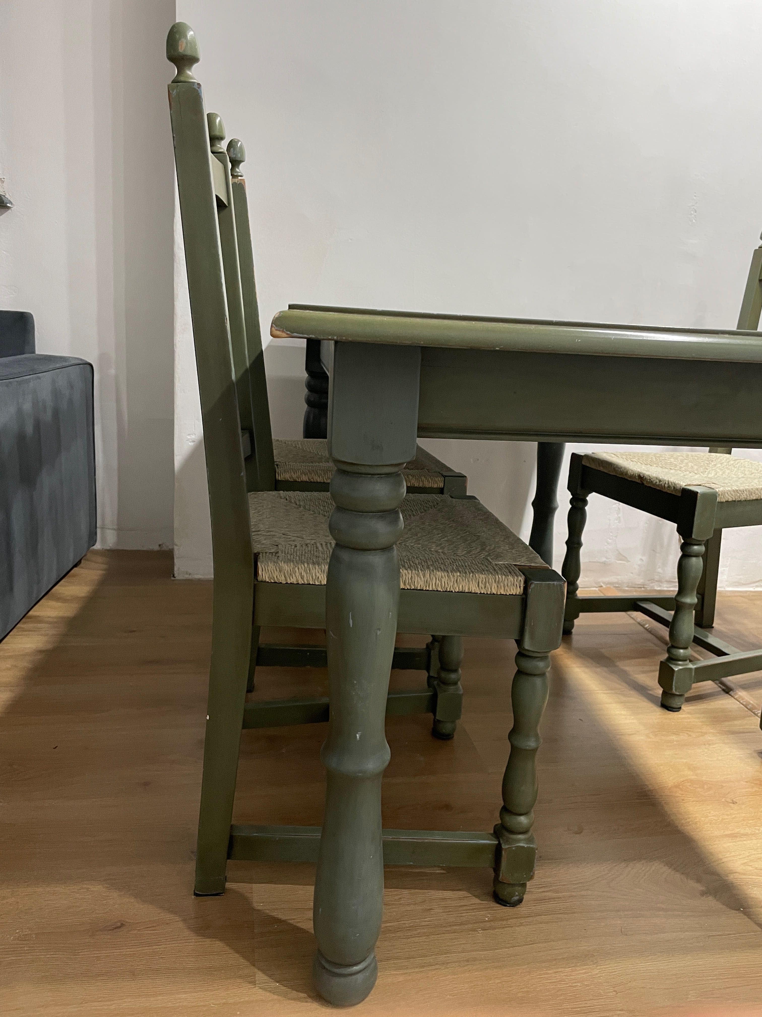 Mesa e 6 cadeiras em madeira