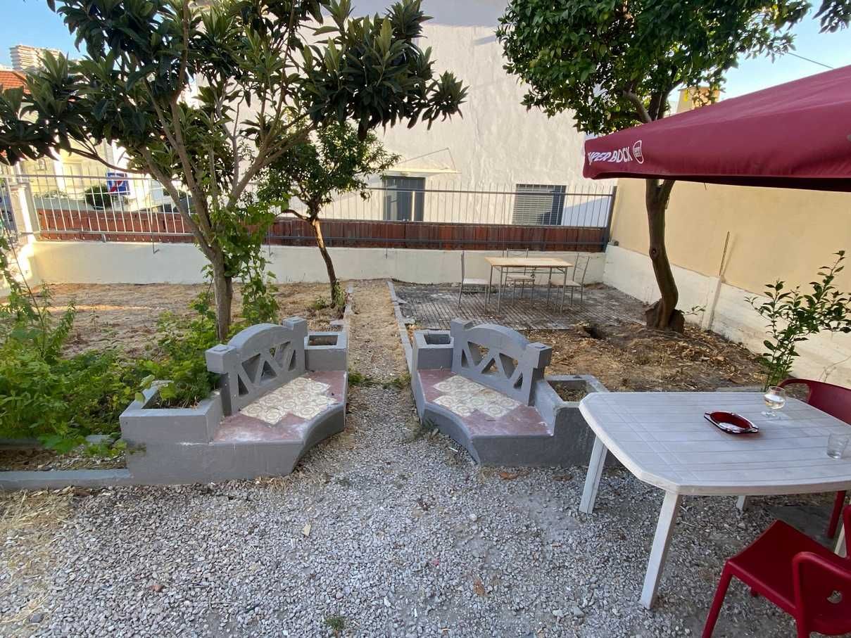 Alugam-se quartos em moradia Caselas/Restelo com jardim