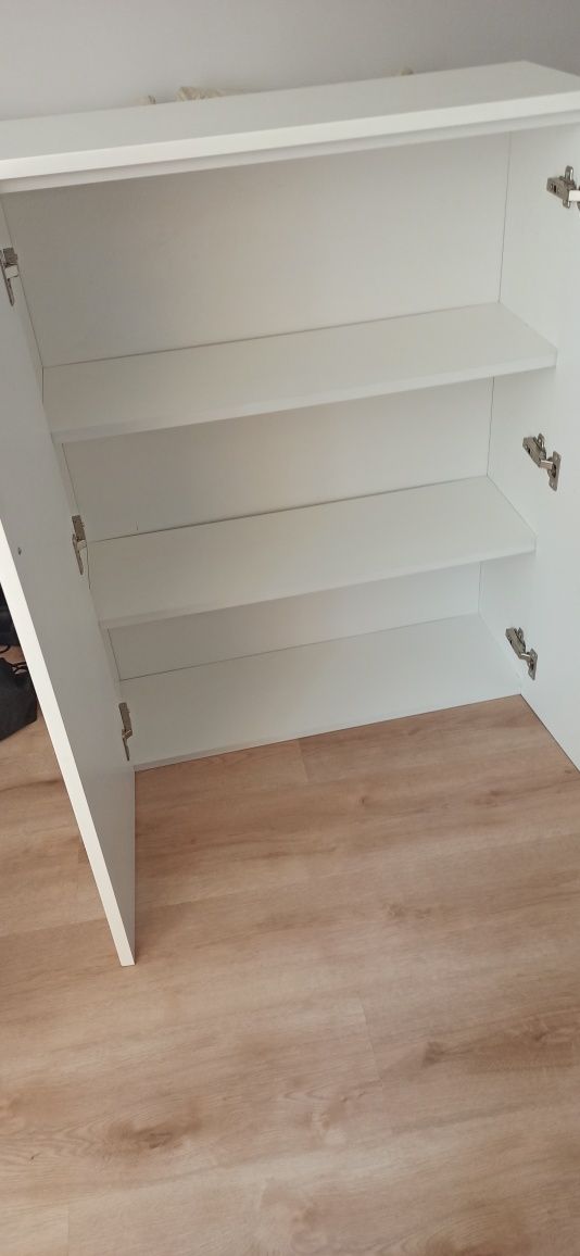 Komplet dwóch białych wiszących szafek z półkami