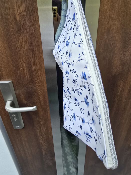 Kosmetyczka biało kremowa w niebieskie kwiaty