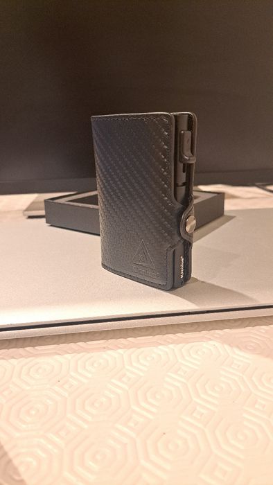 Carteira porta cartões 100% Couro e fibra de carbono