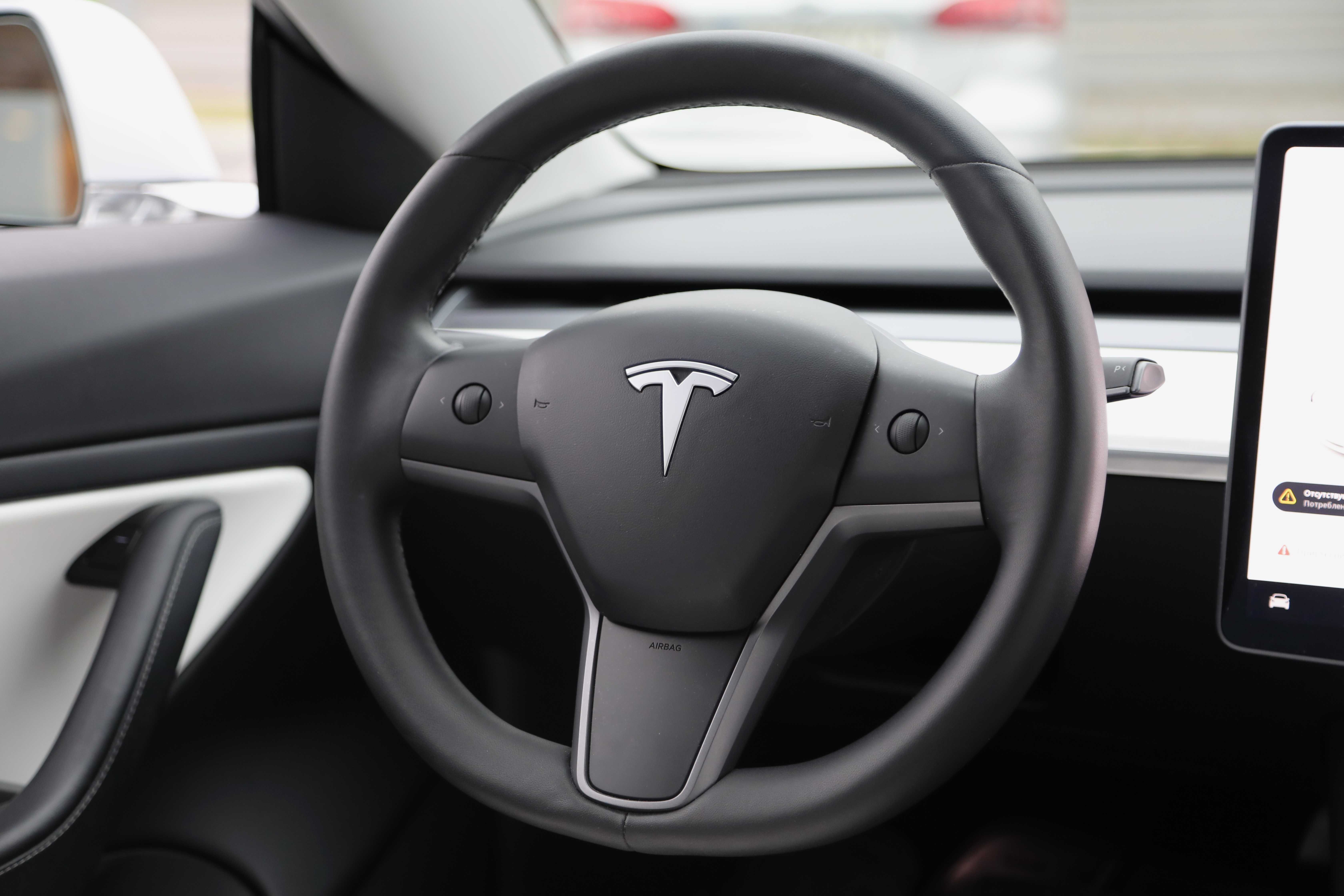 Tesla Model 3 року