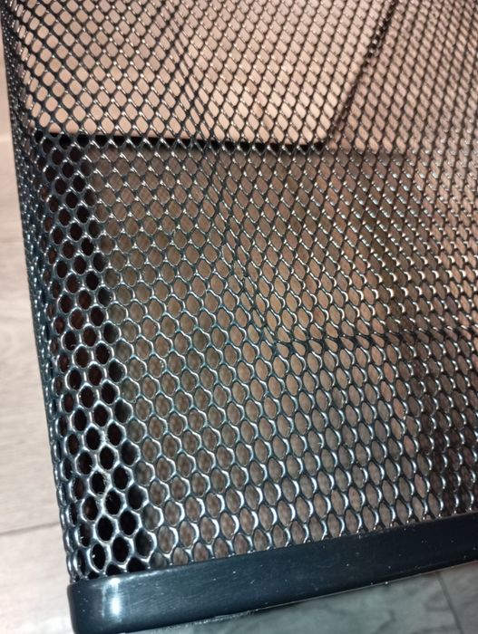 Czarny metalowy, siatkowy kosz na śmieci DRÖNJÖNS z IKEA 35cm