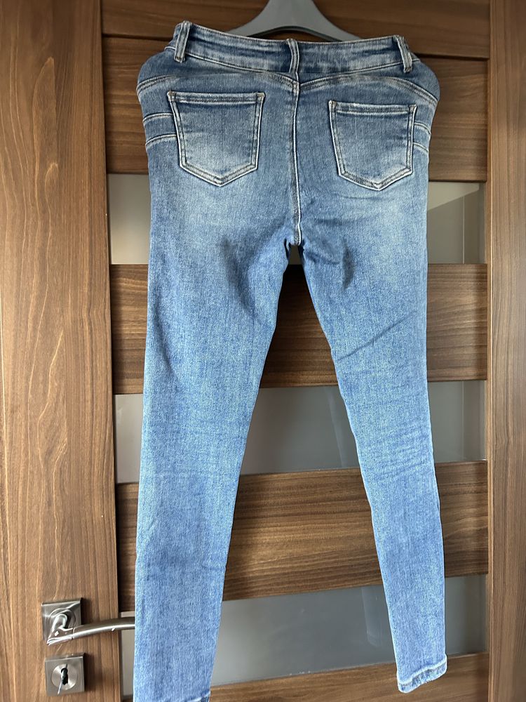 Spodnie jeansowe nakrapiane