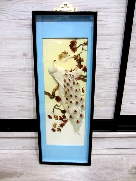 Винтажная рамка-витрина из настоящего павлиньего пера Перламутр