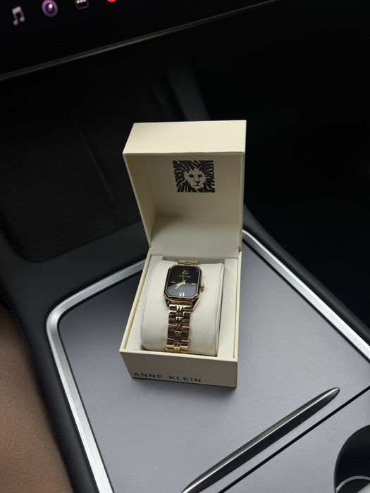 Вишуканий жіночий годинник Anne Klein у розкішному золотому відтінку ,