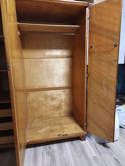 Віддам безкоштовно стару шафу. Самовивіз.