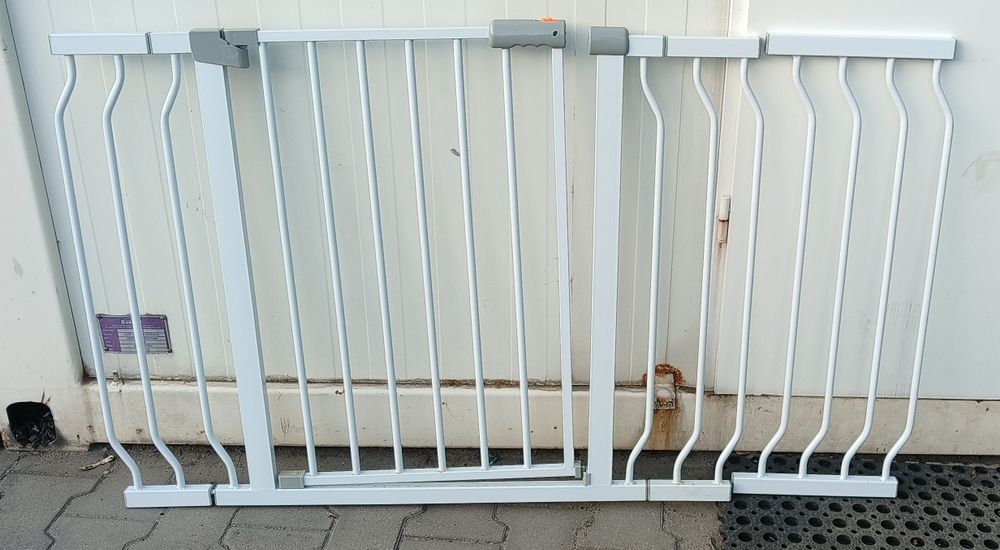 Kratki barierki zabezpieczające schody lub drzwi