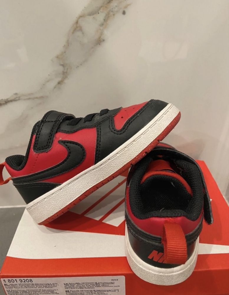 Czarno-czerwone sneakersy dziecięce Nike Court Borough Low 23,5