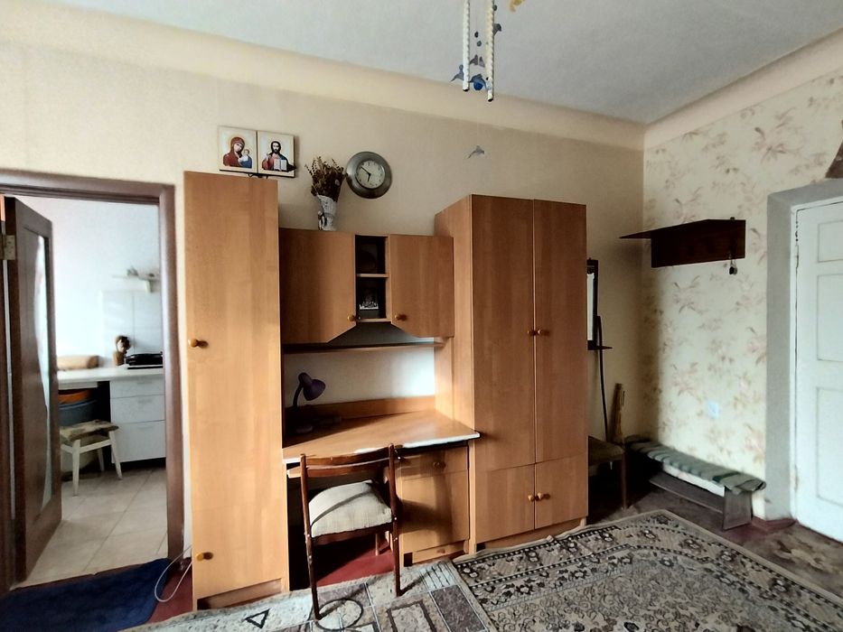 Велика кімната в гуртожитку зі своєю кухнею