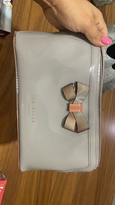 Clutch ou necesser senhora