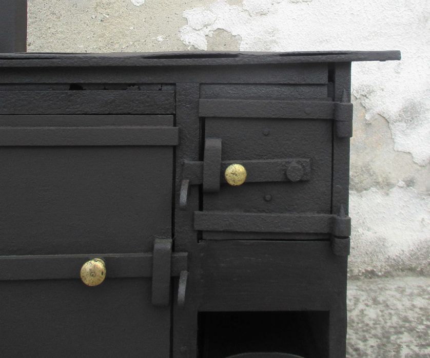 Antigo fogão pequeno em ferro