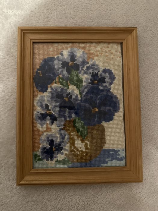 Ręcznie  haftowany obraz kwiaty z ramką