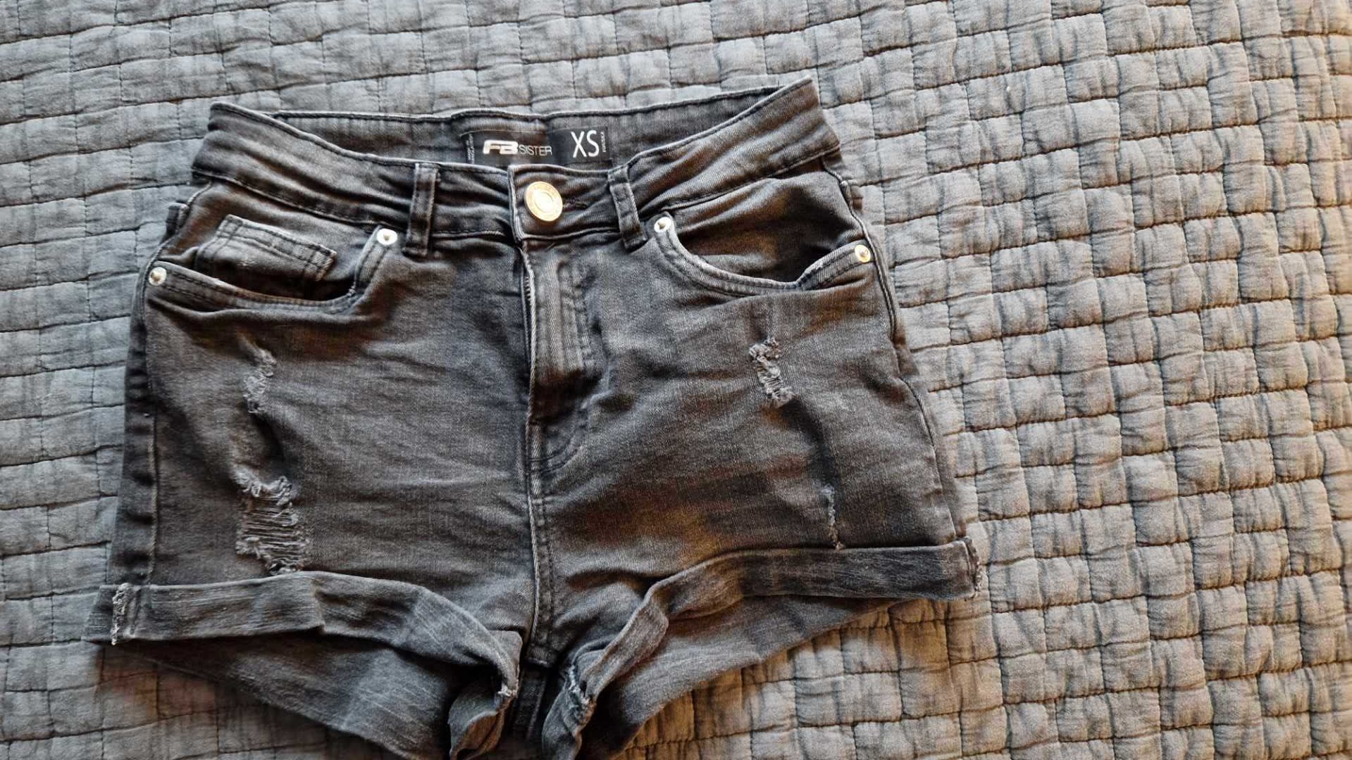 Krótkie spodenki, szorty, czarny jeans XS