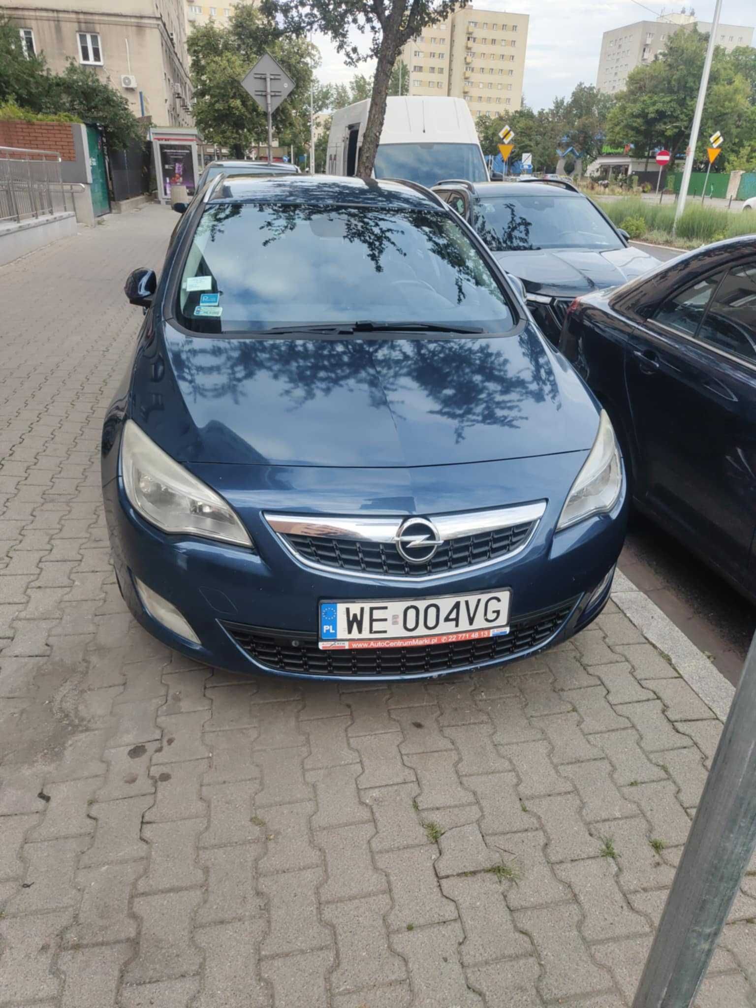 Opel Astra J 1.4 TURBO 2011 rok