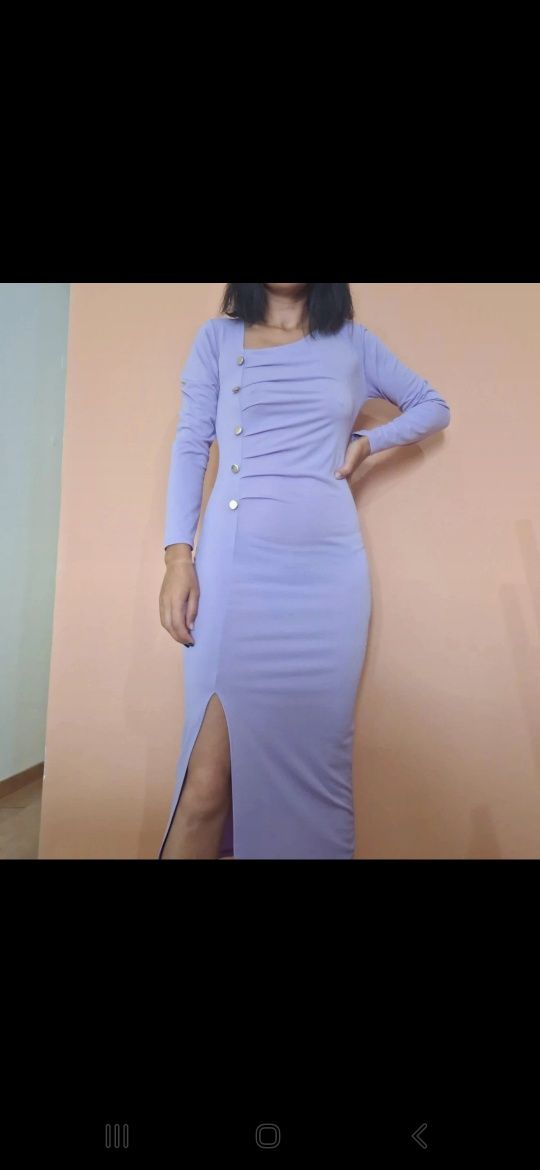 Vestido lavanda com racha