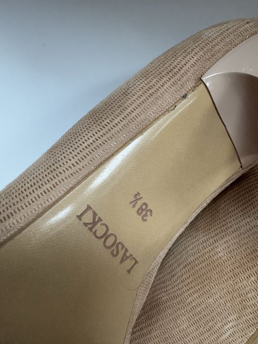 eleganckie buty damskie na obcasie beżowe Lasocki buty z kokardką