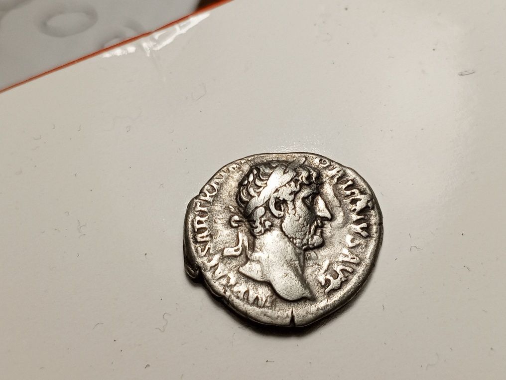Дінарій Рим дуже стара монета майже 2000 років.