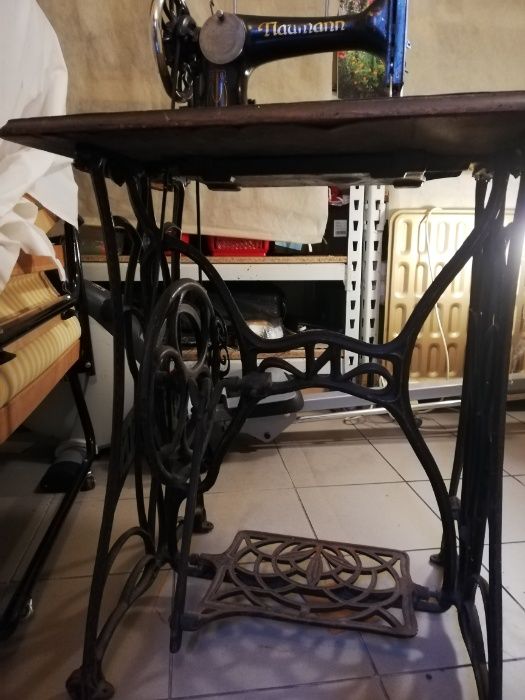 Maszyna do szycia marki Neumann wraz ze stolikiem vintage