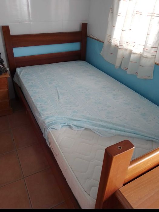 Beliche (em madeira) de 2 camas, com escada e colchões