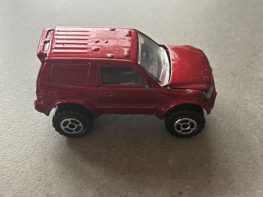 Model Resorak Majorette Mitsubishi Pajero SWB bordowy