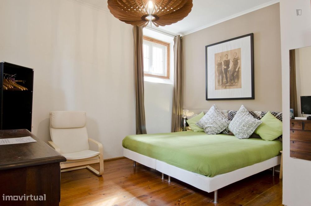 27660 - Atrativo banheiro privativo quarto...