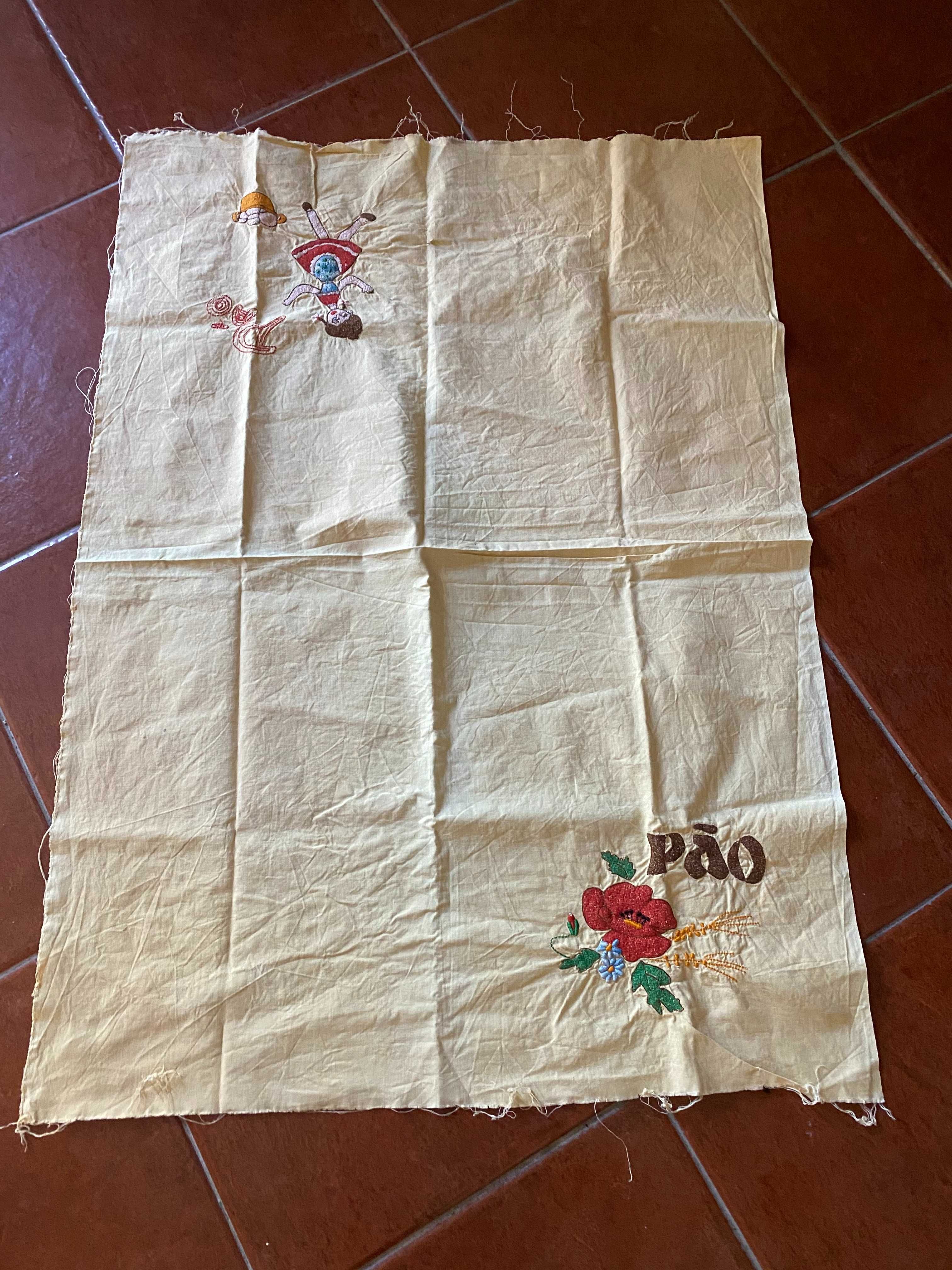 saco do pao em pano antigo bordado