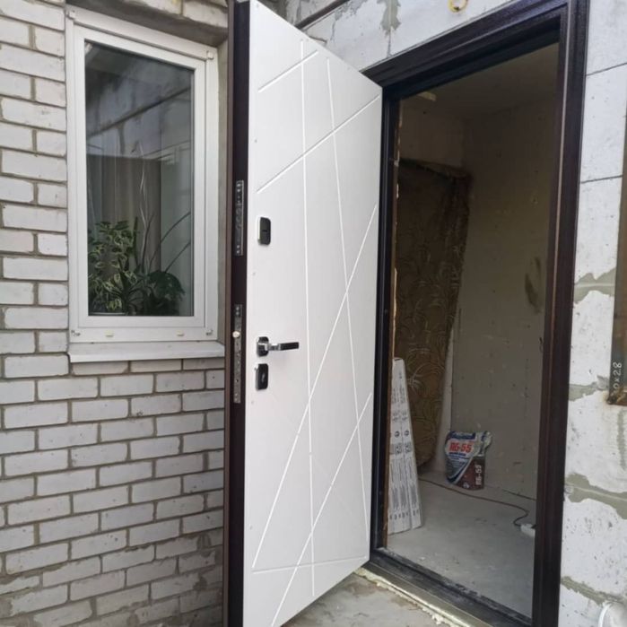 Вхідні двері на різний смак та бюджет."є Відновлення "