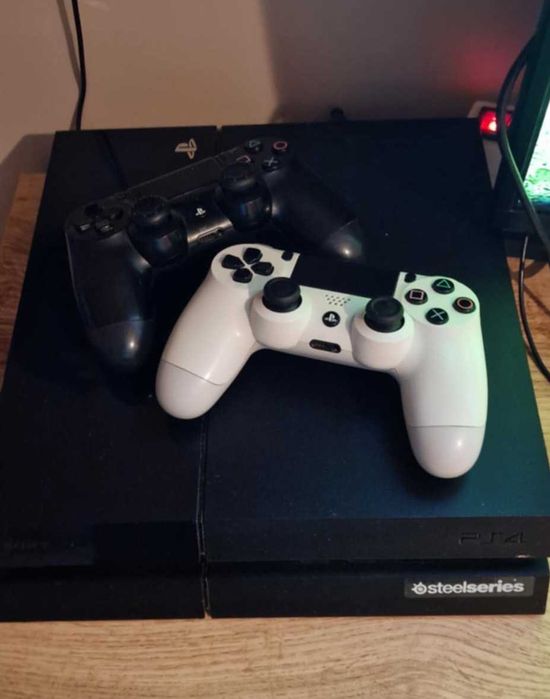 SONY Ps4 500gb+ 2 pady