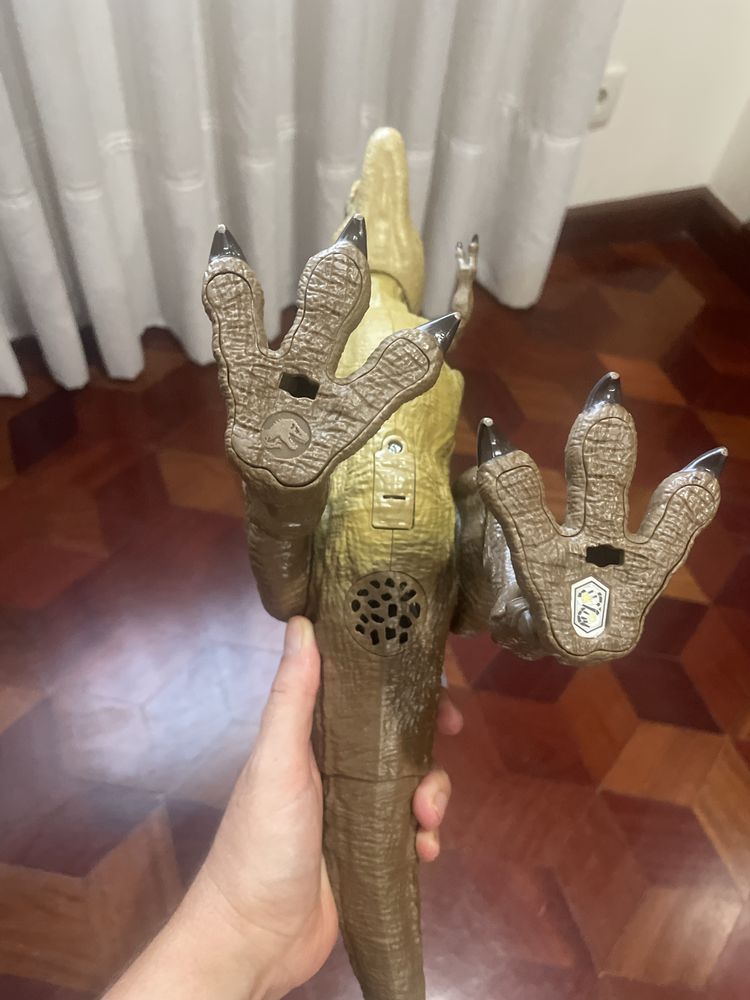 Jurassic World - T-Rex ataca e devora