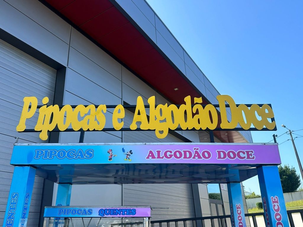 Carrinho de pipocas e algodão doce