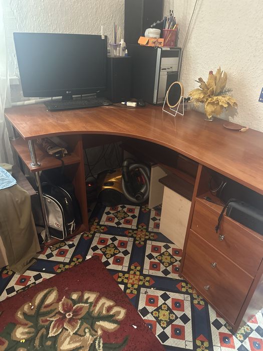 Письмовий стіл та крісло
